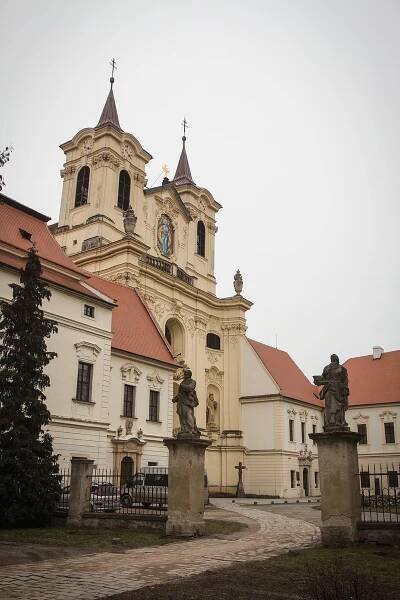 VIDEO. Četníci, Labyrint a Rajhrad. Lupiče z vlaku hledali v dávném klášteře
