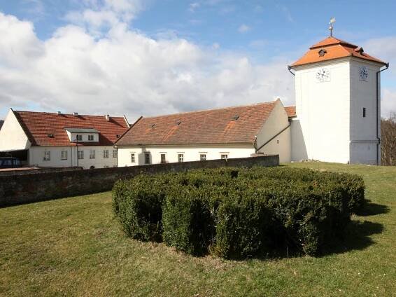 Nad hrady letos zavlají tři kunštátské pruhy