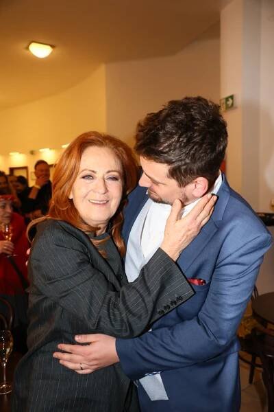 FOTO: Simona Stašová v náruči svého syna Vojty. – stránka 21