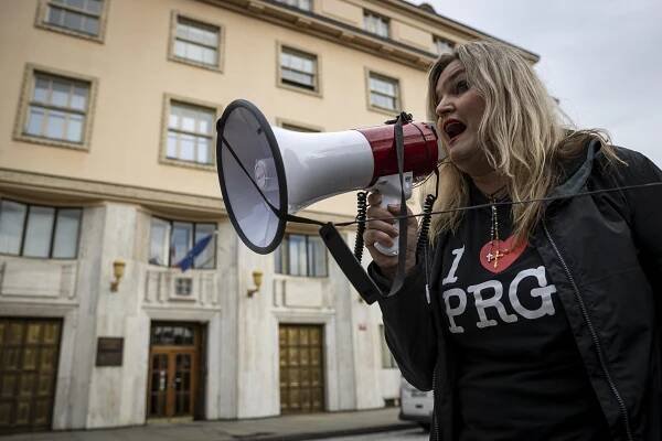 Jana tropí hlouposti: Dezinformátorka Peterková u soudu zase řádila. Pak jí lidé řekli zásadní věc a konečně zmlkla