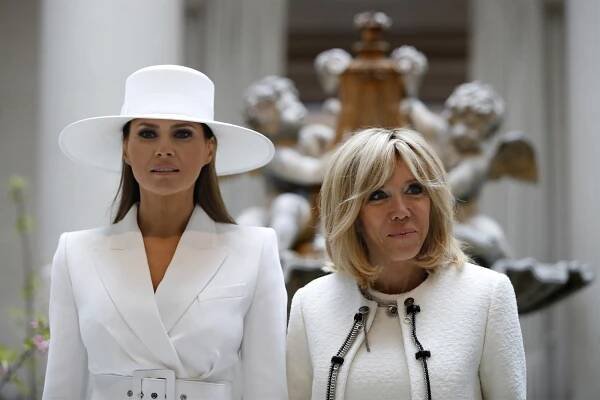 ‚Nemůže ani otevřít okno.‘ Brigitte Macronová popsala život Melanie Trumpové v Bílém domě