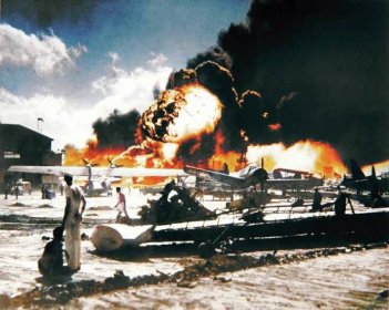 Přísné americké embargo na dovoz ropy do Japonska z podzimu roku 1941 vedlo už v prosinci k útoku Tokia na vojenskou základnu USA v Pearl Harboru na Havaji. (Foto: Profimedia)