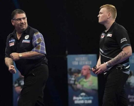 Adam Gawlas při účasti na šipkovém turnaji Grand Slam of Darts. Rok 2022.
