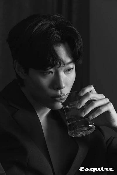 Ryu Jun Yeol ocenil scénář k seriálu Lost a ohledně fotografování řekl, že nádraží každé země vystihuje její podstatu