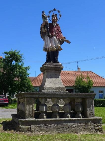 Budeč_-_socha_sv._Jana_Nepomuckého_1.jpg