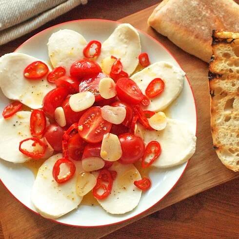 Třešňová rajčata s chilli mozzarellou