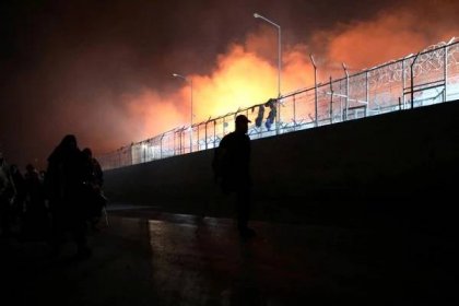Přeplněný uprchlický tábor lehl popelem: Zapálili ho migranti, tvrdí Řekové