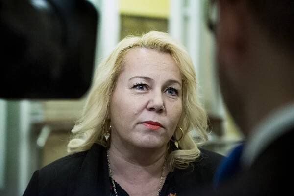 Ministryně pro místní rozvoj Klára Dostálová (za... | iROZHLAS - spolehlivé zprávy