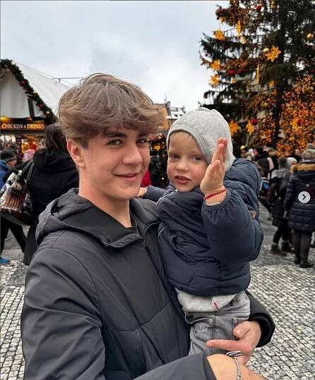 Vedle tříletého Pepíčka vychovává Vendula Pizingerová také staršího syna Jakuba z manželství se zesnulým skladatelem Karlem Svobodou. Každý z bratrů je prý povahově úplně jiný.
