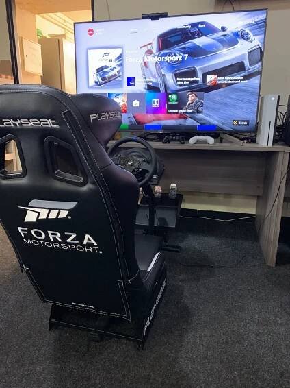 60 min. jízdy na promakaném simulátoru závodního auta i s možností virtuální reality