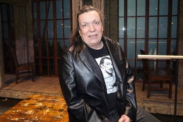 Kudrnaté vlasy jsou pryč. Richard Genzer vyděsil fanoušky holou lebkou. Vypadáš jako Dáda Patrasová z Návštěvníků, píší