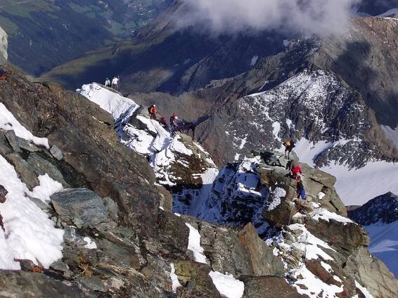 Grossglockner, Normalweg je velmi frekventovaná trasa pro výstup i sestup.