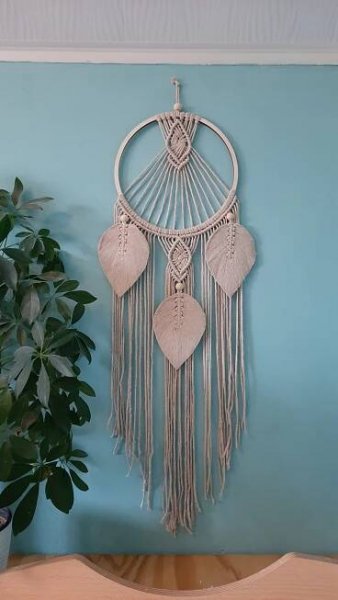 Závěsná macramé dekorace kruh s pírky 1 - Alamade MACRAMÉ