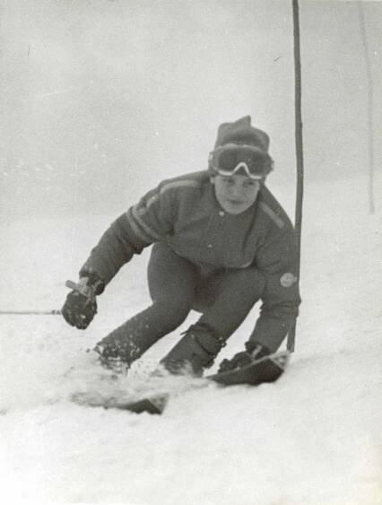 Olga Charvátová při sjezdu v roce 1972