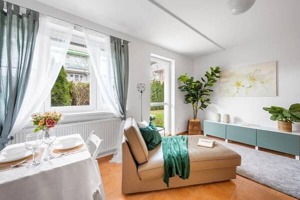 PRODÁNO 7/2023. Prodej pěkného bytu 3+kk (55,34 m2) se zahradou 198 m2, 1 parkovací stání, Šestajovice