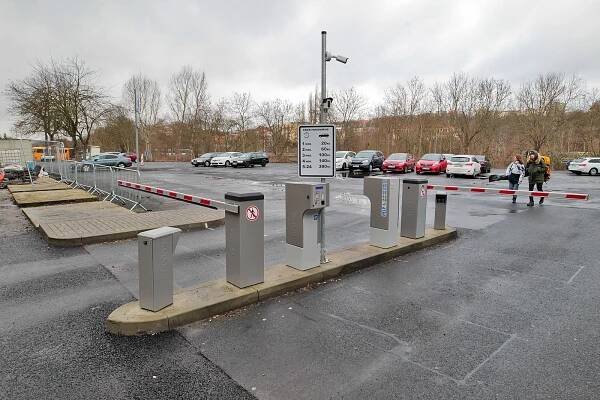 Sokolovské parkoviště dostane chytrou závoru, nepustí řidiče bez placení
