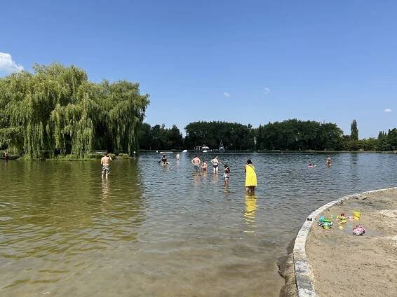 Sněhová koulovačka uprostřed léta. Novák je nejlepší koupaliště na Příbramsku