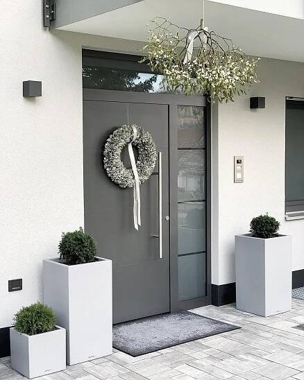 Interior design & Architecture on Instagram: “Christmas is around the corner 🎄 📷 @larasherz” | Bitki saksısı, Dış tasarım, Ev yapımı ev dekoru