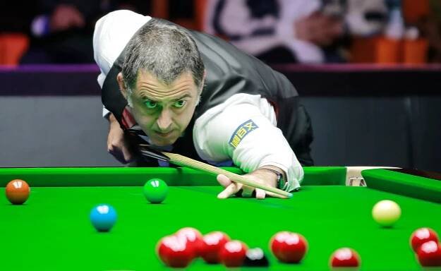 Ronnie O'Sullivan began the defence of his UK Championship crown on Saturday
