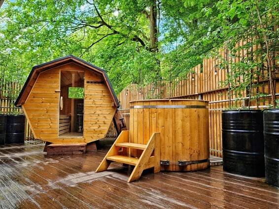 VIP lesní wellness pro 2–4 os.: káď s termální vodou, finská sauna, sekt či pivo a večeře