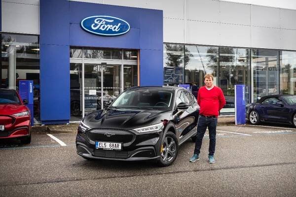 První zákazník z České republiky si převzal elektrický Mustang Mach-E u Ford AUTO IN. | Aktuality a akční nabídky | AUTO