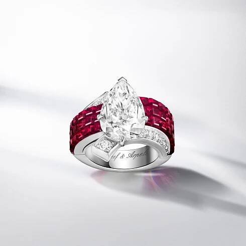 Tissage Mystérieux ring, white gold, rose gold, one pear-shaped DIF Type 2A diamond of 5.72 carats, Traditional Mystery Set rubies, diamonds. Pierres de Caractère collection, Van Cleef & Arpels.