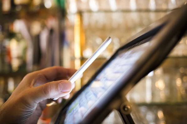 Muž zaplatí s technologií nfc mobilního telefonu, v restauraci, b — Stock obrázek