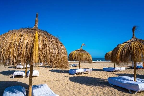 pláž ibiza playa d en bossa na baleárských ostrovech - playa d en bossa - stock snímky, obrázky a fotky