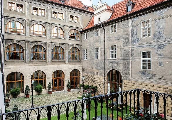 Poslanecká sněmovna Parlamentu ČR — Thunovský palác | Prague City Tourism