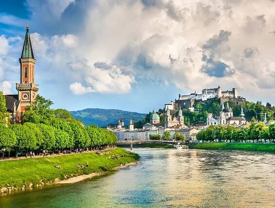 Mozartstadt Salzburg mit Festung Hohensalzburg, Altstadt und Salzburger Dom © Shutterstock.com