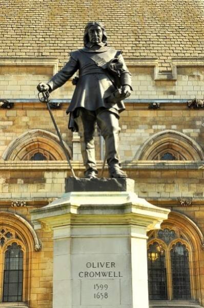 Soubor:Oliver Cromwell statue, Westminster.jpg