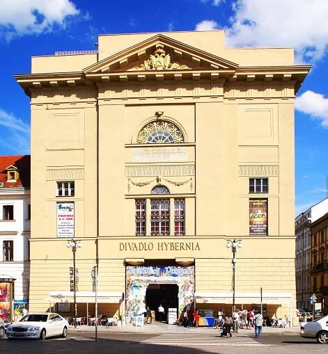 Soubor:Praha, náměstí Republiky, Palác u Hybernů.jpg – Wikipedie
