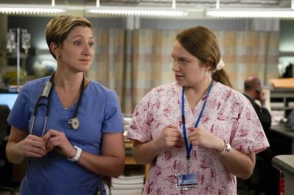 Sestřička Jackie - Slepičí polévka - Z filmu - Edie Falco, Merritt Wever