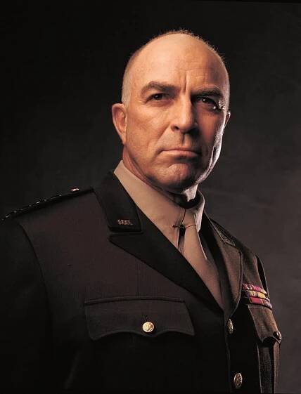 Tom Selleck přišel v televizním filmu Generál Eisenhower: Velitel invaze (2004) o vlasy i pověstný knír, ale jeho podání generála Dwighta D. Eisenhowera je vynikající. Menší rozpočet byl v tomto případě výhodou, snímek je víc o postavách a jejich dialozích. 