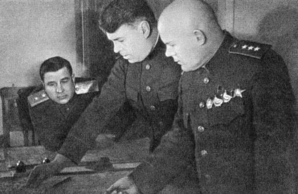 Velitel Voroněžského frontu generálplukovník F. I. Golikov, zástupce vrchního velitele generálplukovník A. M. Vasilevskij a člen Vojenské rady frontu generálporučík F. F. Kuzněcov během operací na Horním Donu (obranná operace Hvězda).