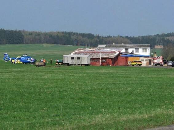 Pilot padákového kluzáku spadl na letišti na střechu, těžce se zranil