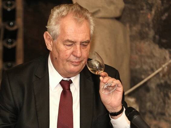 Končící prezident Zeman na jižní Moravě: pískot cyklisty nebo za volantem Zetoru