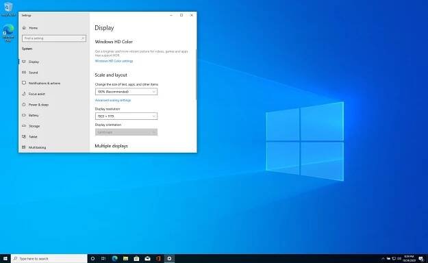 Windows 10 Desktop with display settings open