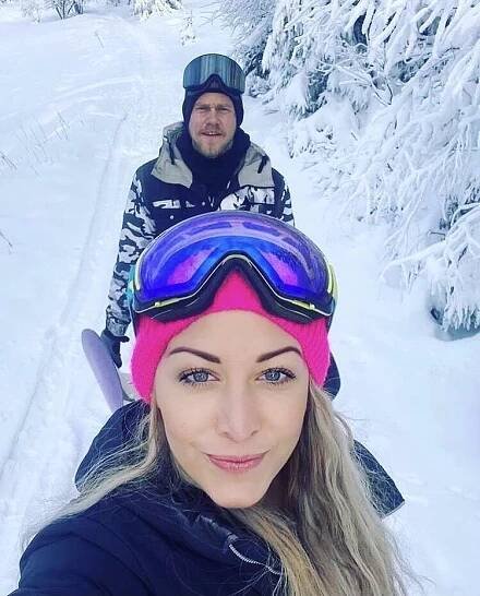 Agáta Hanychová si užívá zimního počasí a kromě sněhu vyrazila i na brusle.