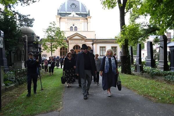 Židovský pohřeb zpěvačky Yvonne Přenosilové (†76): Jarmulky, »ztracený« syn a slzy kamarádky Filipovské