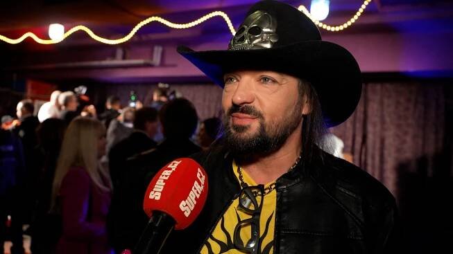 Robert Kodym přirovnává Olympic k Beatles a Rolling Stones: Na novou desku jim napsal dva texty, nechal vyrobit i trička - Super.cz