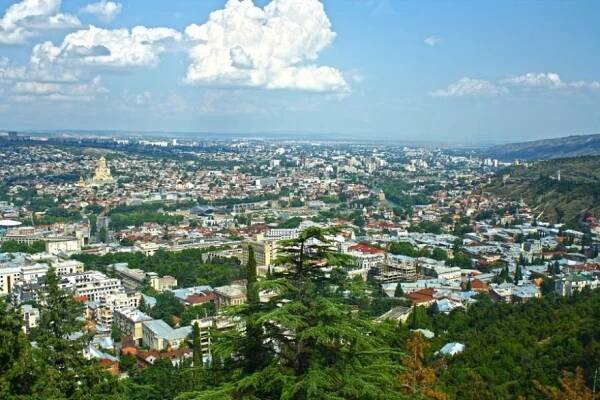 Od vrcholové stanice zubačky na Mtatsminda uchvátí panoramatický pohled na celou starou část Tbilisi