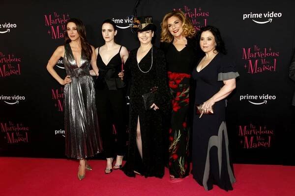 Premiere screening at New York's Paris Theatre on November 29, 2018 - Marin Hinkle, Rachel Brosnahan, Amy Sherman-Palladino, Caroline Aaron, Alex Borstein - Úžasná paní Maiselová - Série 2 - Z akcí
