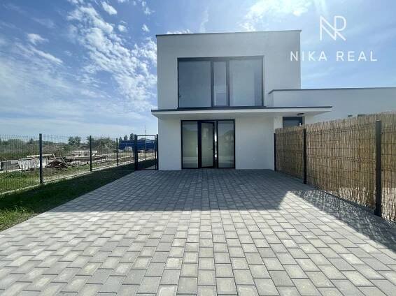 NOVOSTAVBA v štandarde – 4-izbový dom s terasou, parkovaním a nízkymi nákladmi v Kráľovej pri Senci | NikaReal