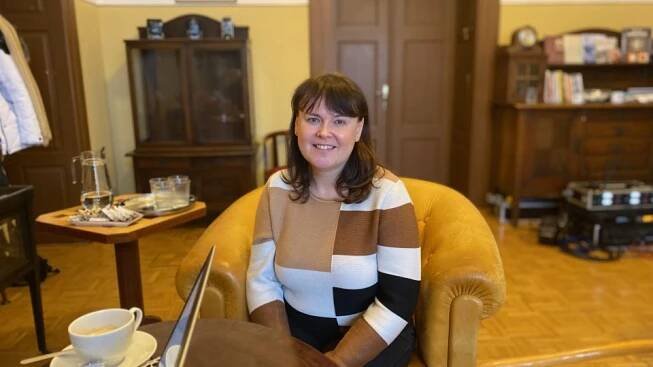 Český rozhlas Hradec Králové připravil vysílání z historické radnice na Velkém náměstí v Hradci Králové - historička Jana Vojtíšková | foto: Radka Šubrtová,  Český rozhlas