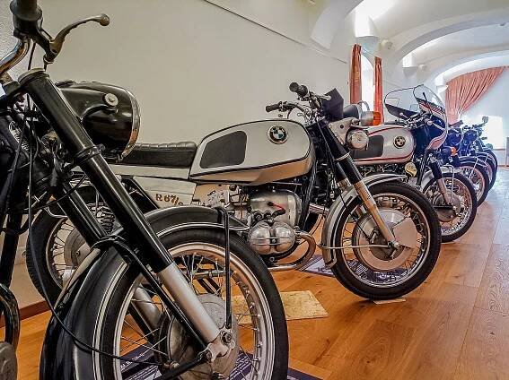 V Boršově vystavují nablýskané motorky BMW i jednu před renovací