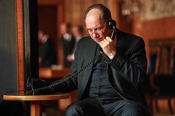 Tomáš Töpfer ve filmu Muž, který stál v cestě nakonec stojí opodál. Kriegela v novém filmu přehrávají Dubček, Svoboda i Husák