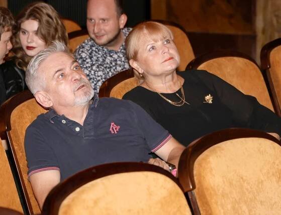 Lucerna opět ožila! Michal Suchánek se ukázal po dlouhé době s manželkou, dámy vsadily na dekolt