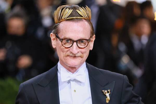  Hamish Bowles at the Met Gala 2022 wearing a gold feather headdress by Verdura 
