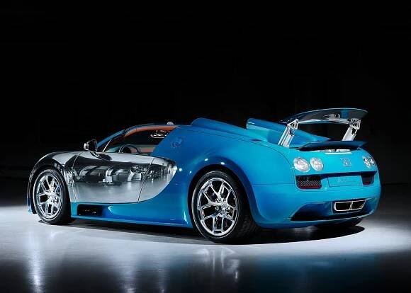 Před patnácti lety padla hranice 400 km/h. Bugatti Veyron vzniklo při jízdě vlakem